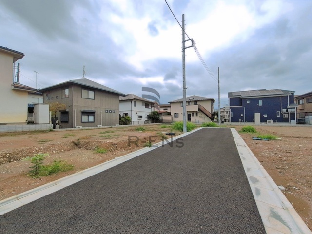 【前面道路含む現地写真】 | 練馬区大泉学園町６丁目　売地　D区画 | 青空が広がる平穏な街並み、心地よい静けさに包まれた住環境