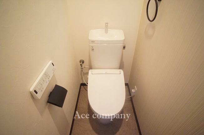 【トイレ】 | 八尾市久宝寺1丁目 | トイレは1階と2階の各階に完備♪こちらは1階のウォシュレット付きトイレ新調です☆