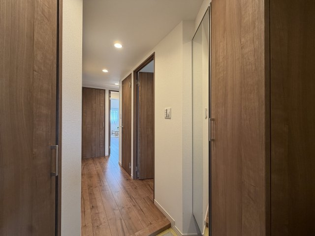 ワンフロア１住戸の独立設計！ペット飼育可能マンション☆左右・下階に住戸がないので音への心配は少し軽減されるかも？なかなかないですよ、この条件！な【リノベ／ダイナシティ西横浜】の玄関|きれいな玄関です