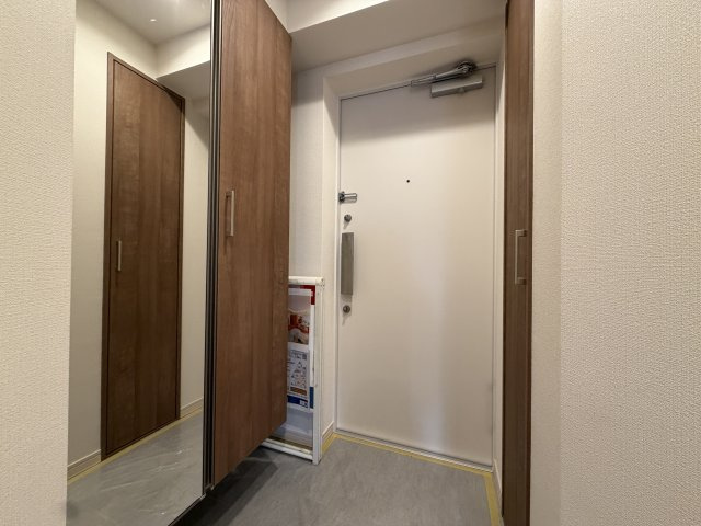ワンフロア１住戸の独立設計！ペット飼育可能マンション☆左右・下階に住戸がないので音への心配は少し軽減されるかも？なかなかないですよ、この条件！な【リノベ／ダイナシティ西横浜】の玄関|シンプルで使いやすい玄関です