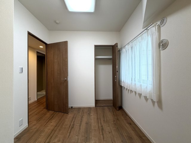 ワンフロア１住戸の独立設計！ペット飼育可能マンション☆左右・下階に住戸がないので音への心配は少し軽減されるかも？なかなかないですよ、この条件！な【リノベ／ダイナシティ西横浜】の洋室|広々とした洋室です