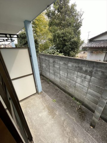 リバーサイド関根のバルコニー|外からの目が気にならないバルコニーで洗濯物が干せます