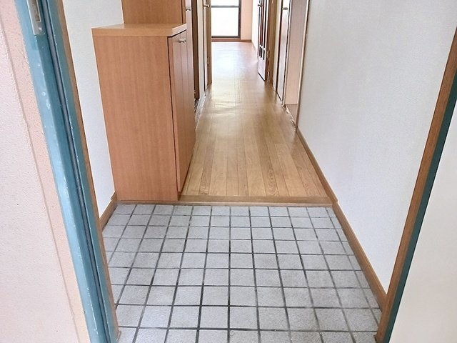 ＯＡＫ　ＲＯＹＡＬⅠ番館の玄関|収納もある玄関です