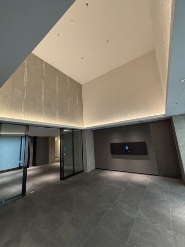 オープンレジデンシア大宮フロントのエントランス|建物の内部です