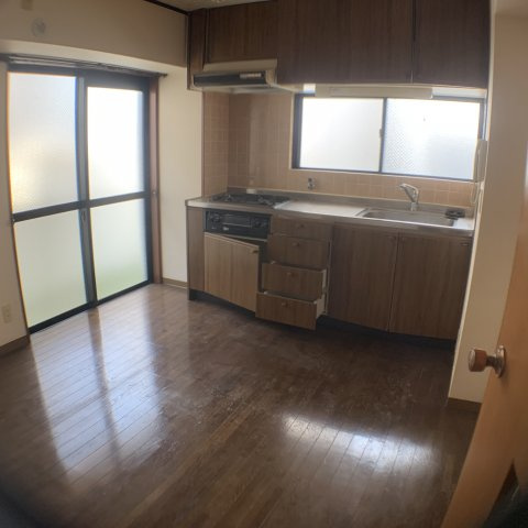 出窓もついて明るいお部屋です。
