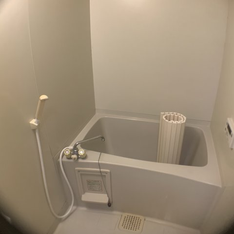 シンプルで機能的な浴室です！
