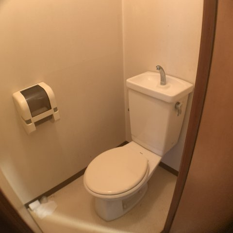 温水洗浄便座付きのトイレです♪
