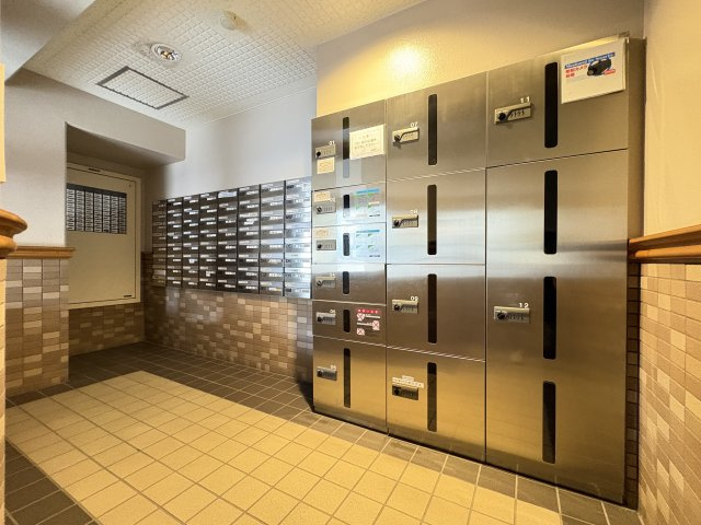 ライフプラザ一枝学園通りのその他共用部分|宅配ボックスを完備♪不在時でも荷物を受け取れる、忙しいご家庭にも嬉しい便利な設備です♪