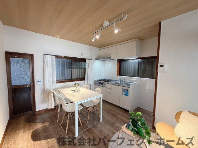 野村中町戸建の居間・リビング