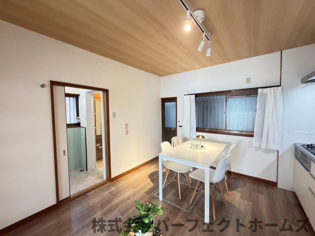 野村中町戸建の居間・リビング