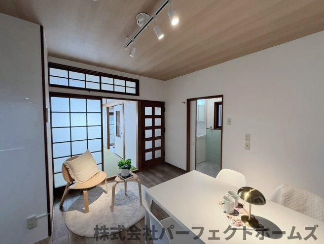 野村中町戸建の居間・リビング