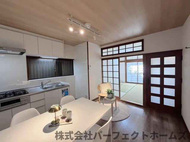 野村中町戸建の居間・リビング|こちらのリビングで趣味の時間をお楽しみください