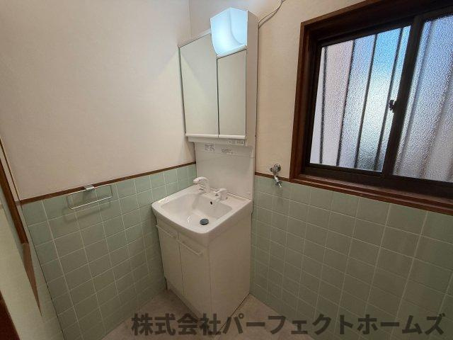 野村中町戸建の独立洗面台|朝の身支度には欠かせない独立洗面化粧台