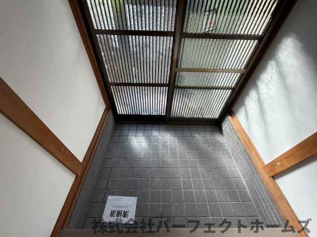 野村中町戸建の玄関|収納もある玄関です
