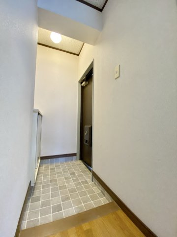 吉備南ハイツの玄関