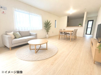 【居間・リビング】 | 安芸郡熊野町城之堀1丁目　全10区画　NO6 | 木目調の天井アクセントが落ち着いた印象を与える室内空間。奥には階段下スペースを利用した収納（またはデッドスペースを活かした収納部）があり、室内を広く効率的に利用できます。