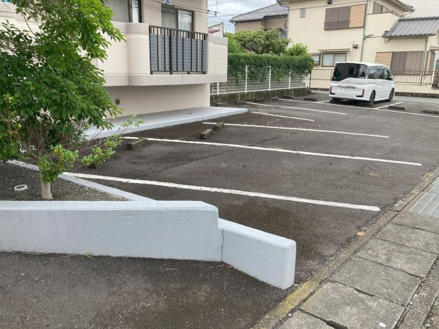 ルミエールハイツＢの駐車場