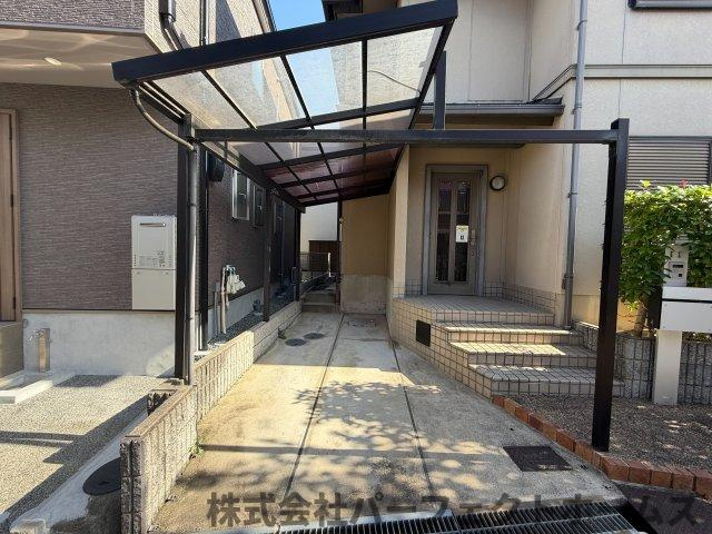 東香里元町中古戸建の駐車場|車をお持ちの方に嬉しい駐車場付きの物件です
