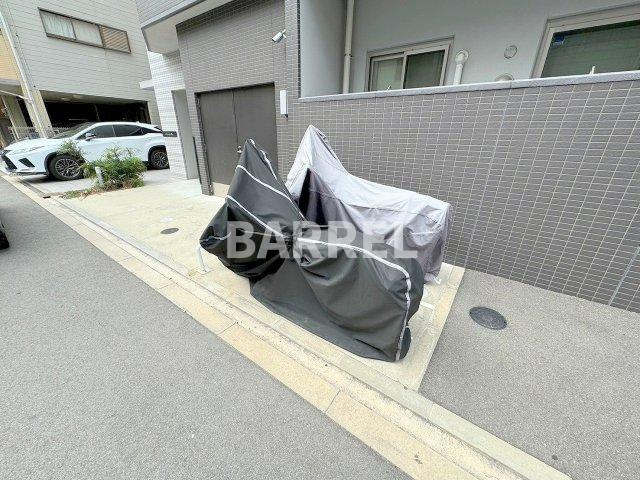 レイワニティ　プレイスの駐車場