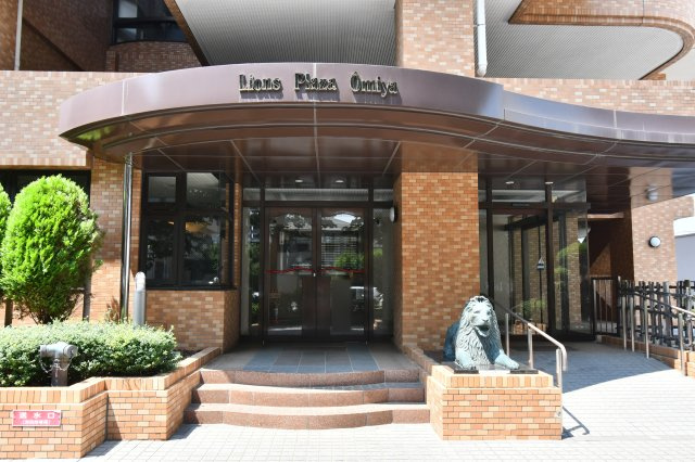 ライオンズプラザ大宮のエントランス|難しいイメージの住宅ローンは経験スタッフが丁寧にお手伝いしますのでご安心下さい。「家を買って終わり」ではなく、「買ってからがスタート」と考え、一人ひとりにあった資金計画やプランをご提案致します！