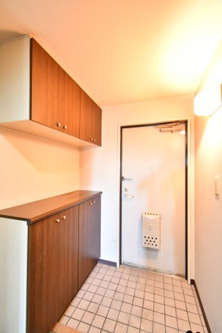 ライオンズプラザ大宮の玄関|第一印象を決める玄関、出入りしやすい入口。来客動線と家族動線を整えやすい設計です。内覧で収納・採光・動線・質感を確認ください。当日の内覧も可能です。お気軽にお問い合わせください。
