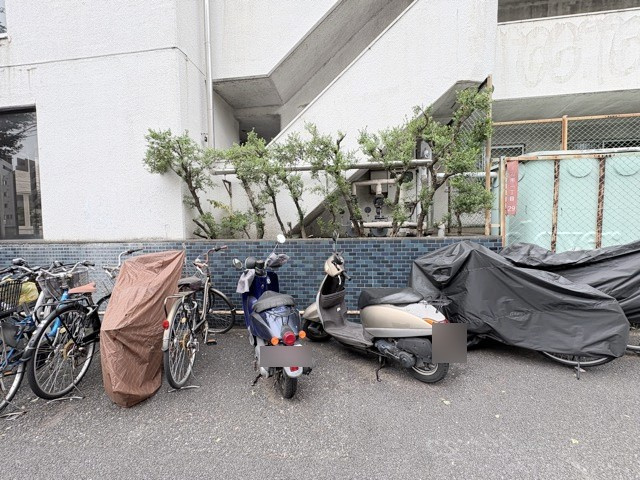 【駐車場】 | ダイアパレス方南町 | バイク置き場。空き区画の有無や駐輪料金、サイズおよび排気量規定などについては、改めてお問い合わせください。～即日のご見学可能～　お問合せはお気軽にどうぞ。

