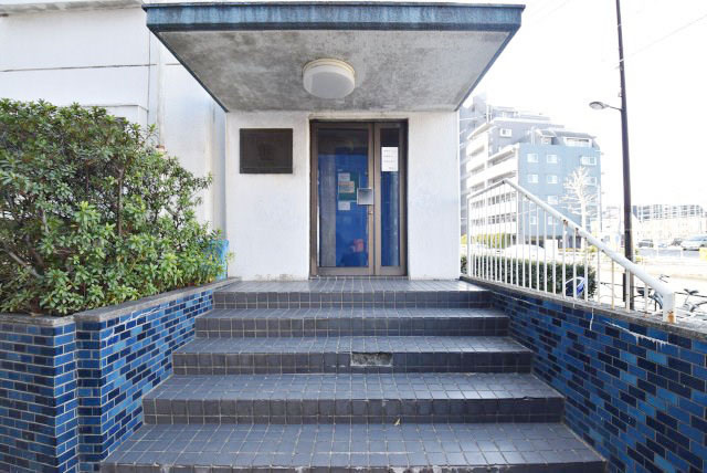 【エントランス】 | ダイアパレス方南町 | お客様を、そして住人を出迎えてくれるマンションのエントランス。ゴミが落ちていないことからも、管理状態の良さや住民の節度の高さが見て取れます。～即日のご見学可能～　お問合せはお気軽にどうぞ。