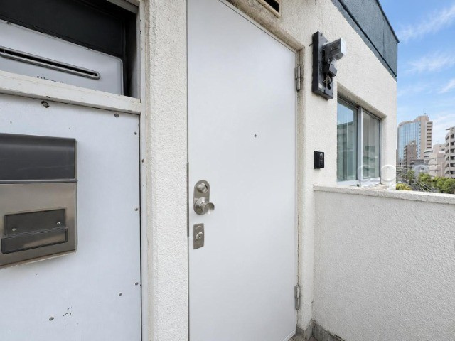 【その他共用部分】 | ダイアパレス方南町 | 皆様をお迎えする、お部屋の玄関ドア。開けやすさや開放角度、ドアノブの操作しやすさや鍵の形状などを、現地で一度ご確認ください。～即日のご見学可能～　お問合せはお気軽にどうぞ。
