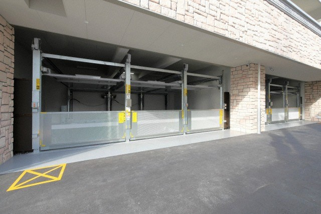 プレジオ荒本新町の駐車場