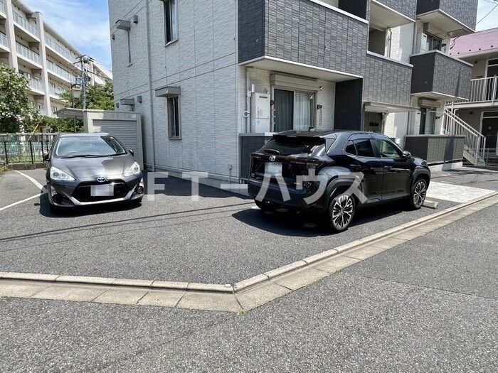 ベルフルールの駐車場