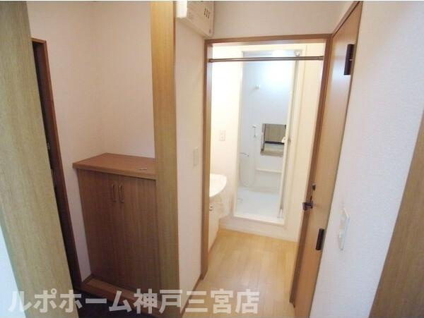 中山手ガーデンパレスD棟の玄関