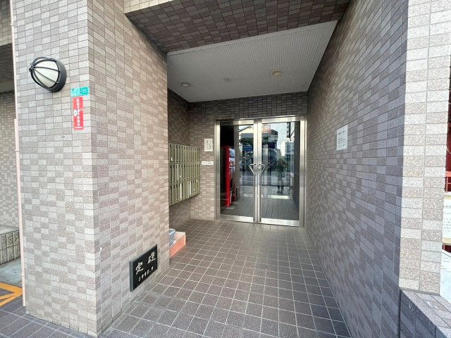 City Lifeディナスティ新大阪のエントランス