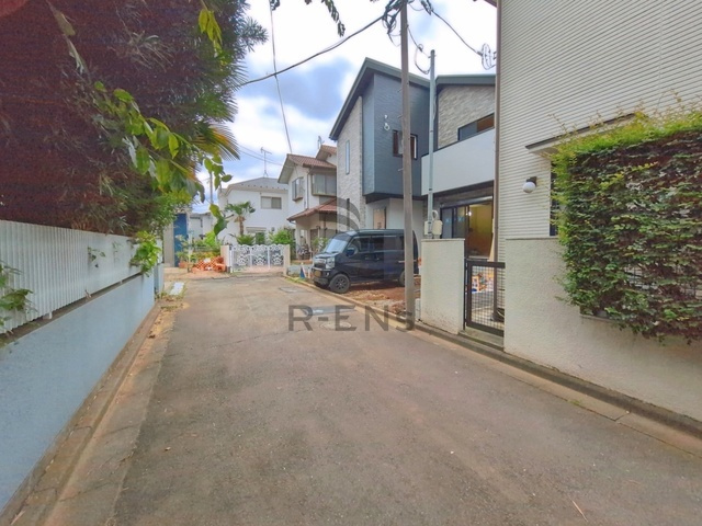 【前面道路含む現地写真】 | 練馬区大泉学園町６丁目　新築戸建て | 車通りが少なく静かな前面道路。小さなお子様も安心の住環境