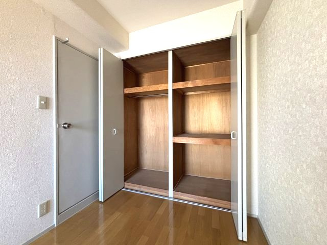 洋室には大型のクローゼット付き