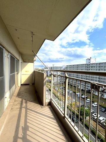 2部屋に跨るワイドスパンのバルコニー