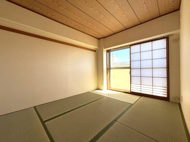 リビングに隣接する約6帖の和室