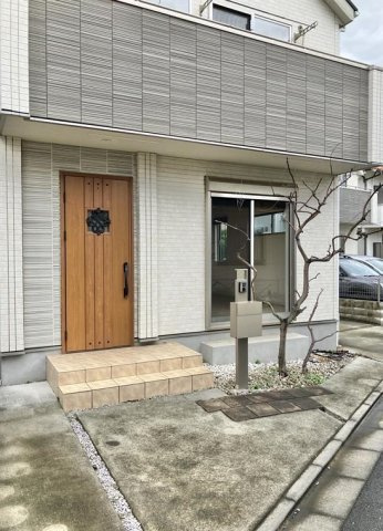 若葉町戸建のエントランス