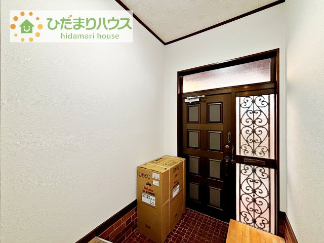 【玄関】 | 筑西市岡芹　中古戸建 | 玄関が広いので親子で並んで仲良く靴が履けますね(^^)/