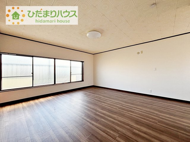 【寝室】 | 筑西市岡芹　中古戸建 | 大きなベッドを置いても余裕の広さの主寝室♪