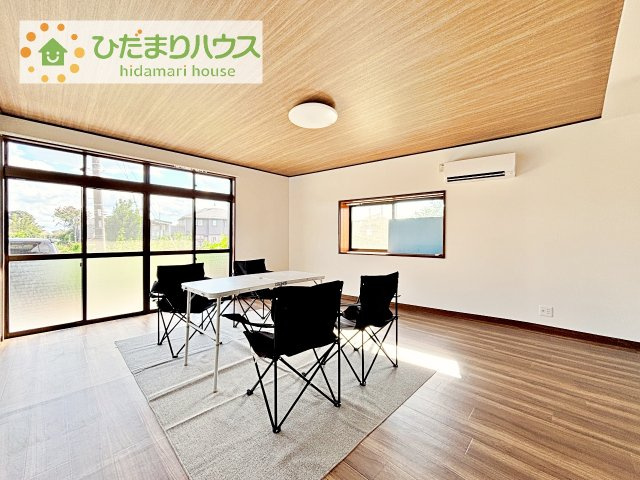 【居間・リビング】 | 筑西市岡芹　中古戸建 | 家族の集まるLDKは広々17.5帖！贅沢な空間を演出！