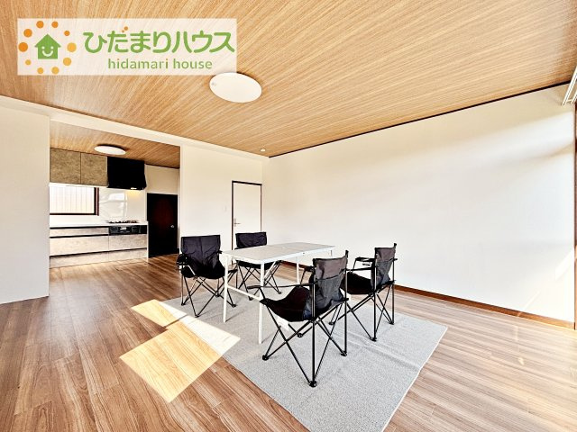 【居間・リビング】 | 筑西市岡芹　中古戸建 | リビングの窓からはあたたかな日差しが差し込みます(*'▽')