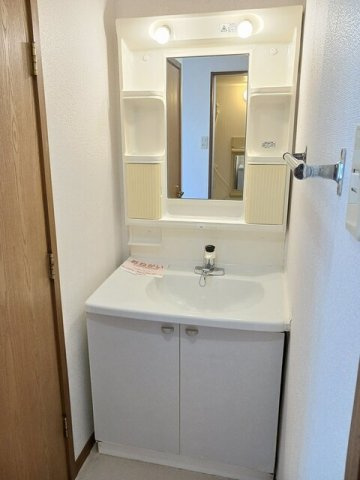 レイ　ヒルズの洗面所|明るい洗面所です
