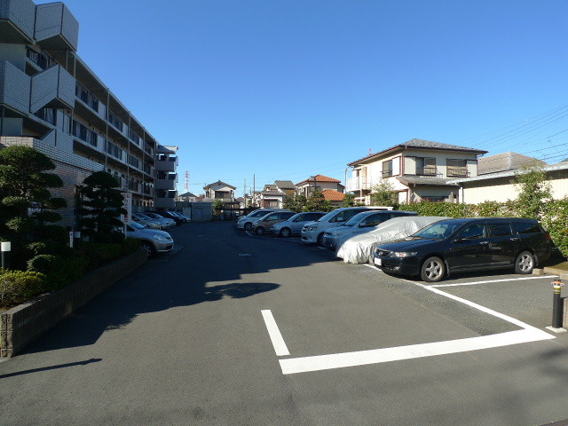 グランシャリオ誠治館の駐車場