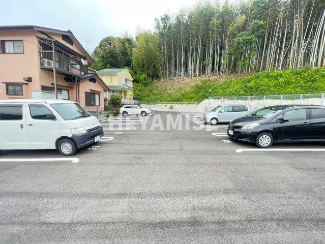 フレグランス若松の駐車場