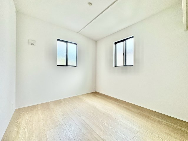 名東区極楽5期の洋室|陽当りの良い洋室は、寝室や趣味の部屋、収納スペースなど、ライフスタイルに合わせて多目的に活用できる空間です。									
									