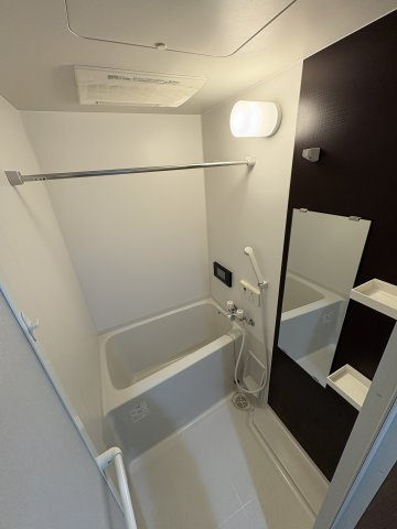 ウエスト桂川駅前の浴室|浴室乾燥機・シャンプードレッサー完備。快適に使える清潔な水回り