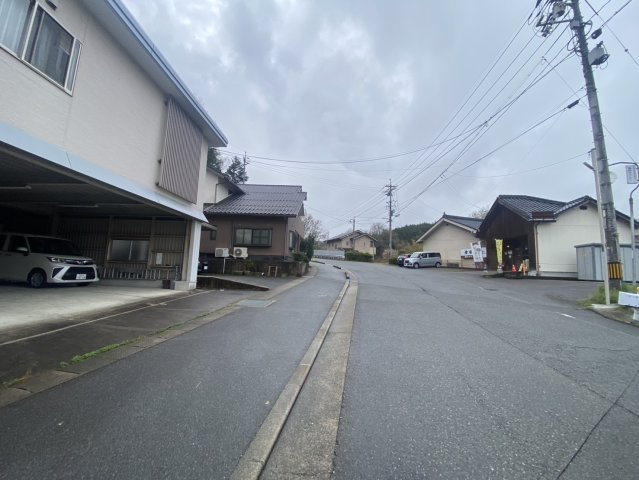 三次市大田幸町の中古一戸建の前面道路含む現地写真