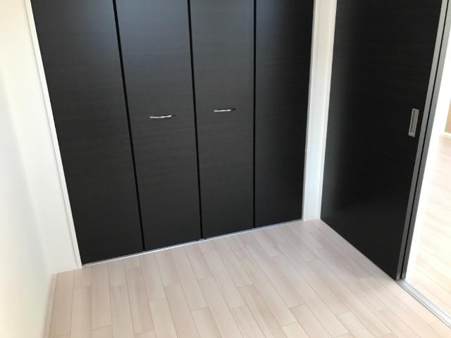 ソル　グランデの内装|3.5帖洋室　建具が濃い色でモダンです