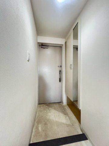 クレセントコートの玄関
