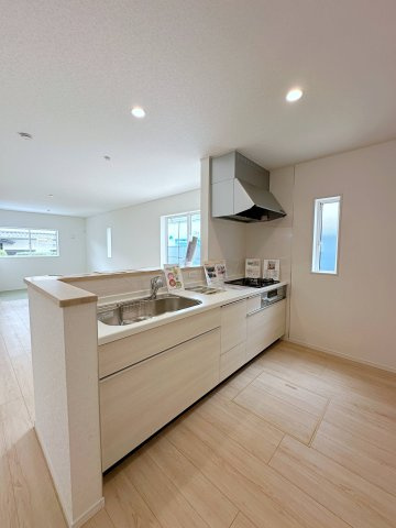安佐南区安東5丁目のキッチン|人造大理石天板使用のシステムキッチン☆
人造大理石天板は水垢が付きにくく汚れが落ちやすいのでお手入れも楽ちんです♪